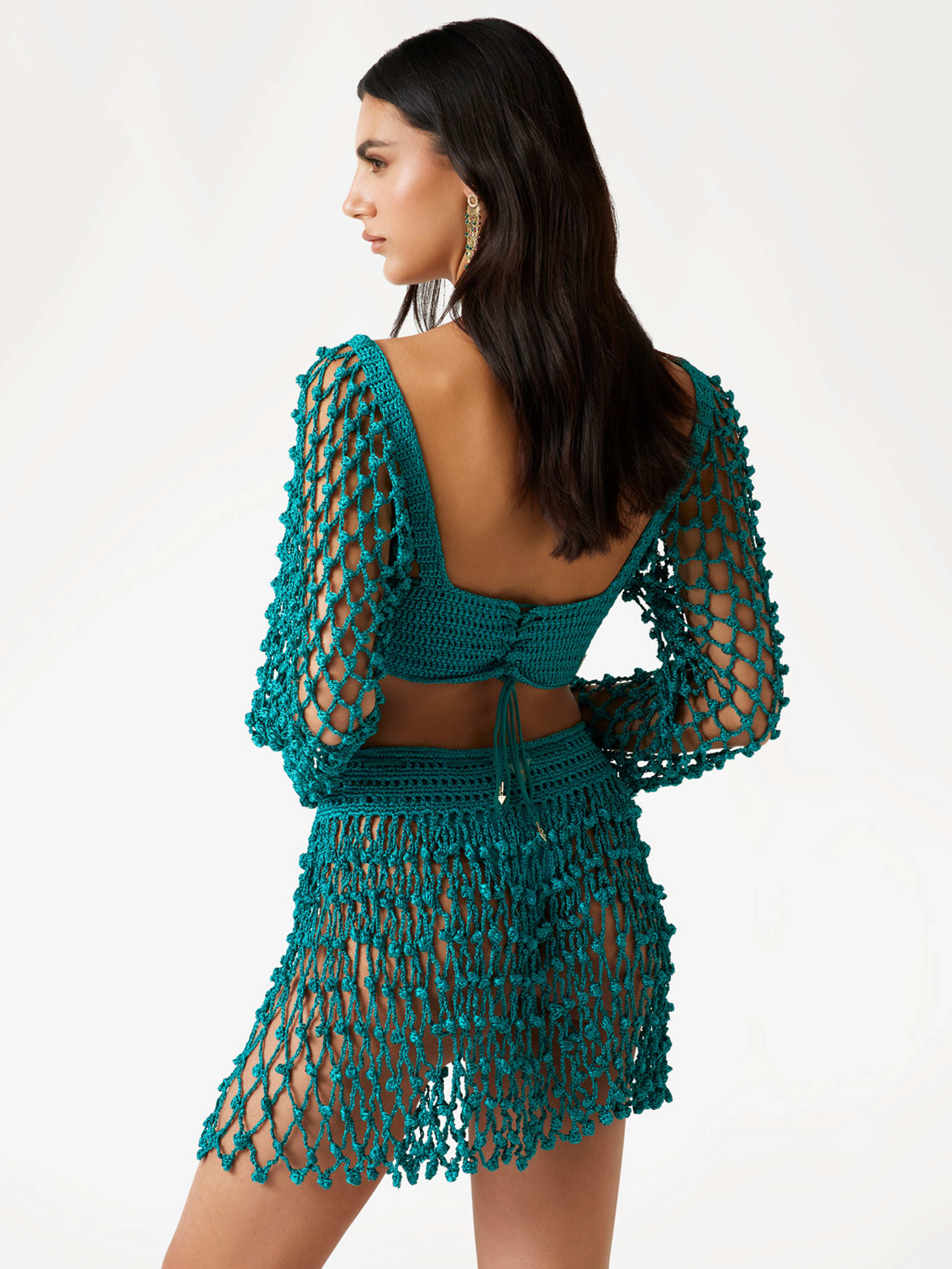 Top cropped de crochê com pompons