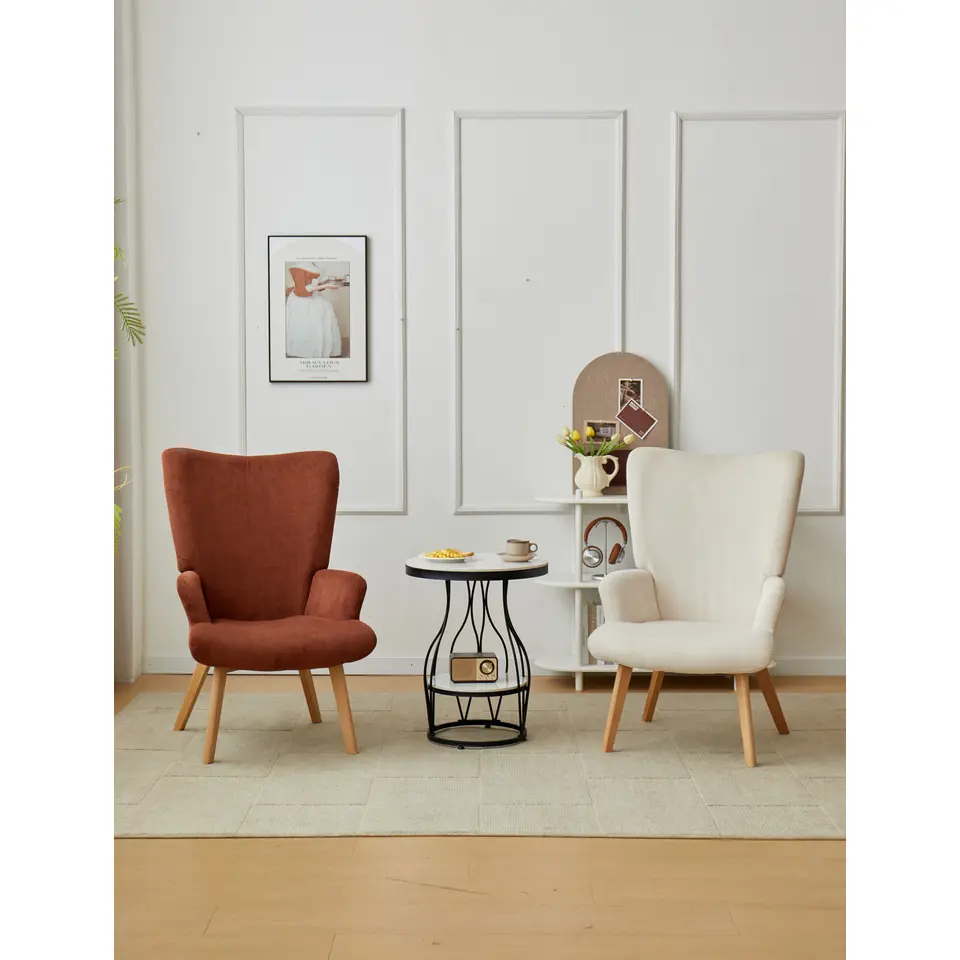 Fauteuil van massief hout en beige fluweel