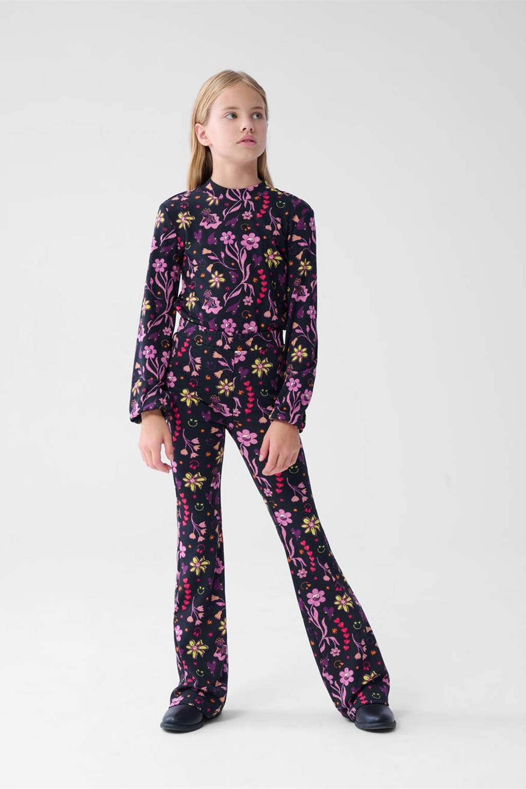 Shoeby high waist flared legging met all over print zwart/roze/lila/groen