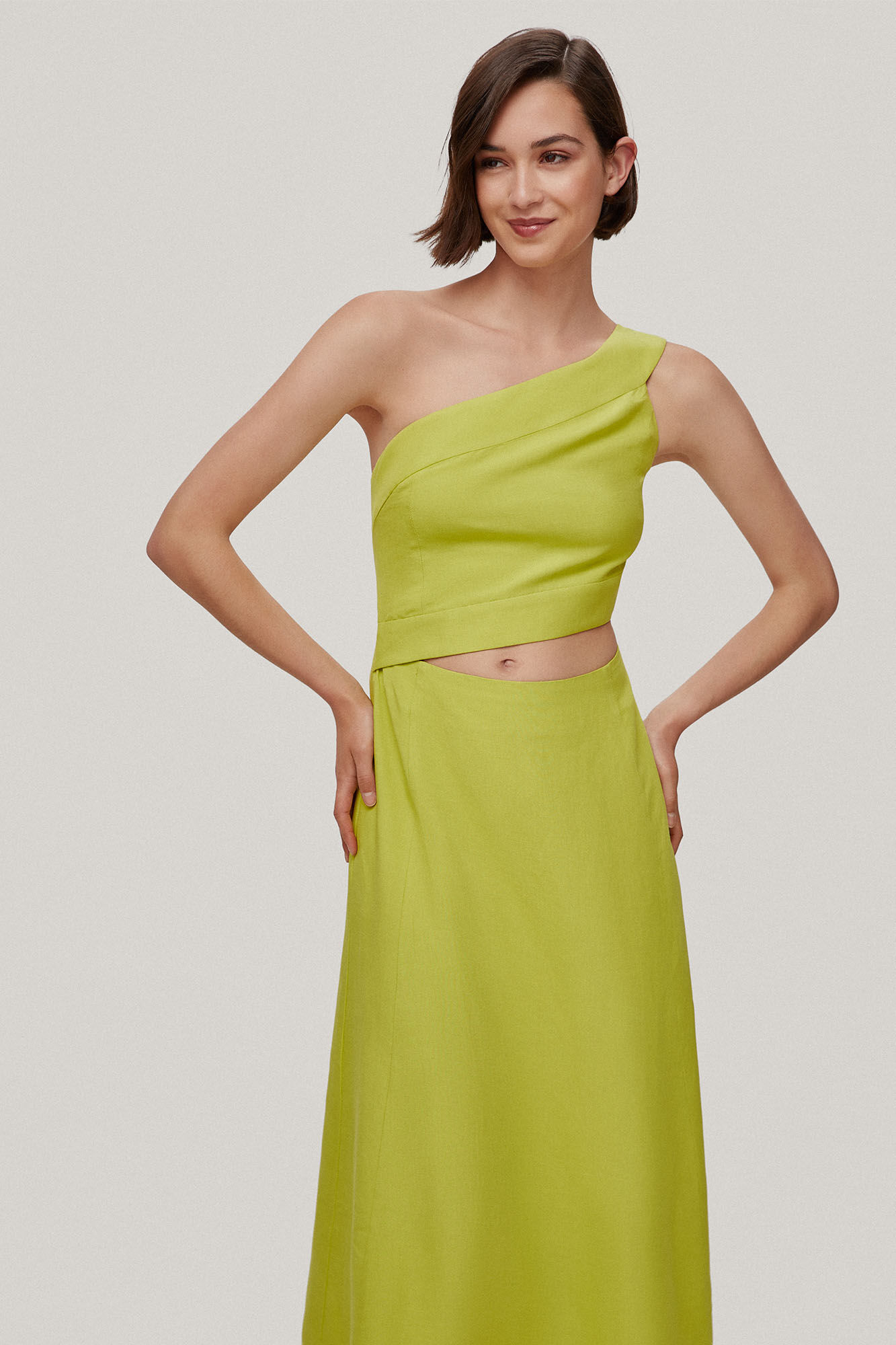 Celina. Vestido assimétrico com recortes - Amarelo
