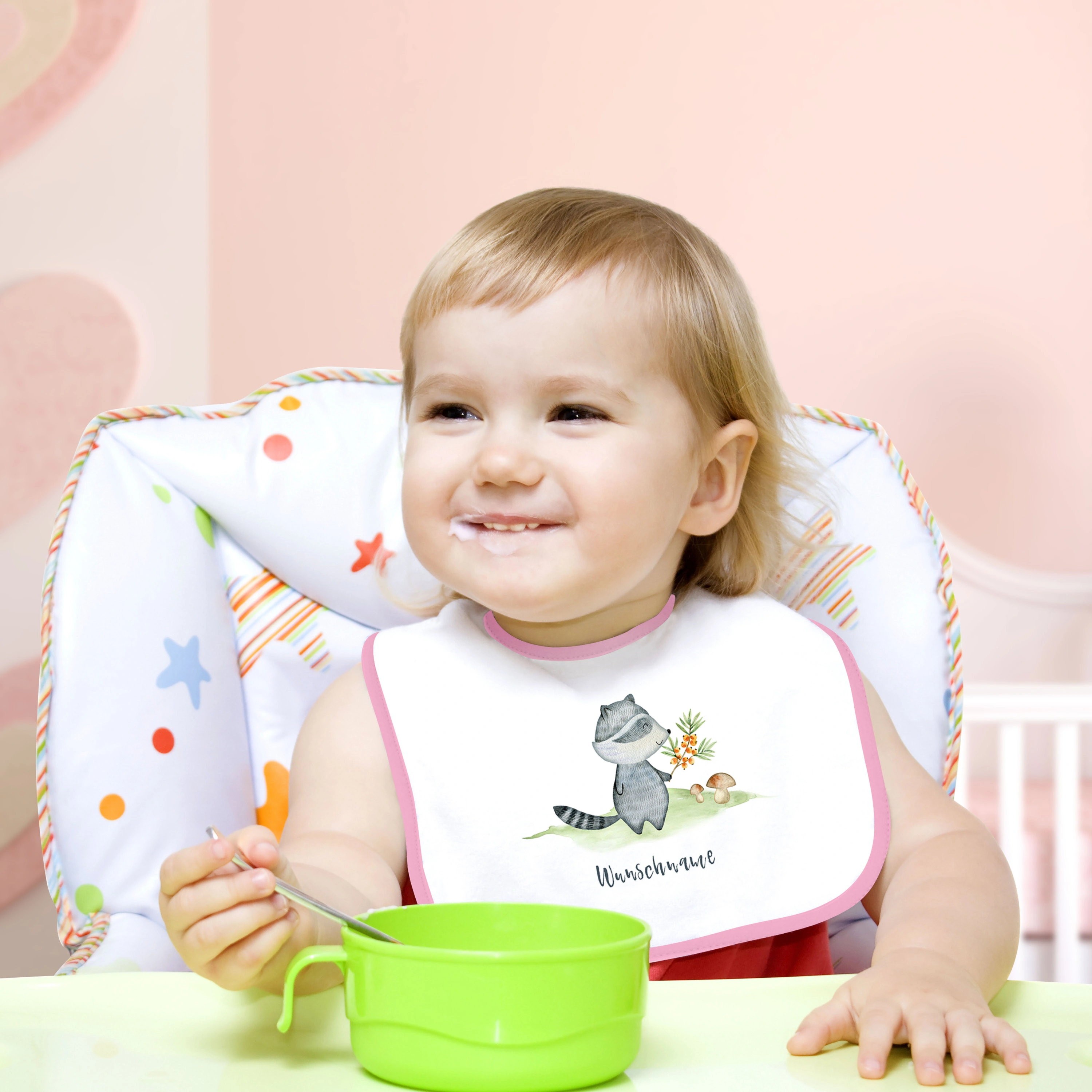 Baby-Lätzchen mit Namen, rosa (Motiv: Waschbär)