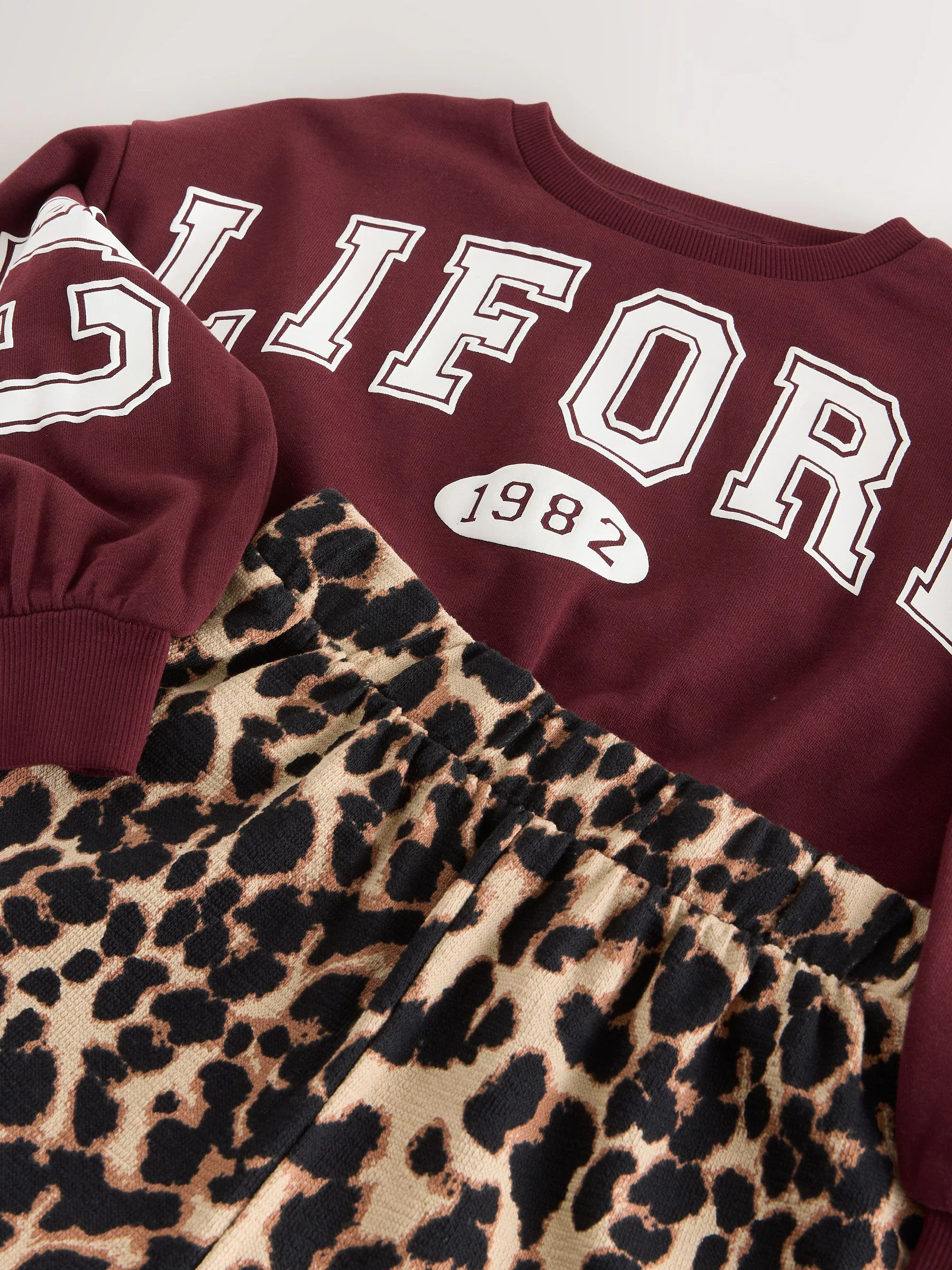 Bordeauxrood - Varsity Sweatshirt en Set van Broek met Dierenprint en Wijde Pijpen (3-16jr)