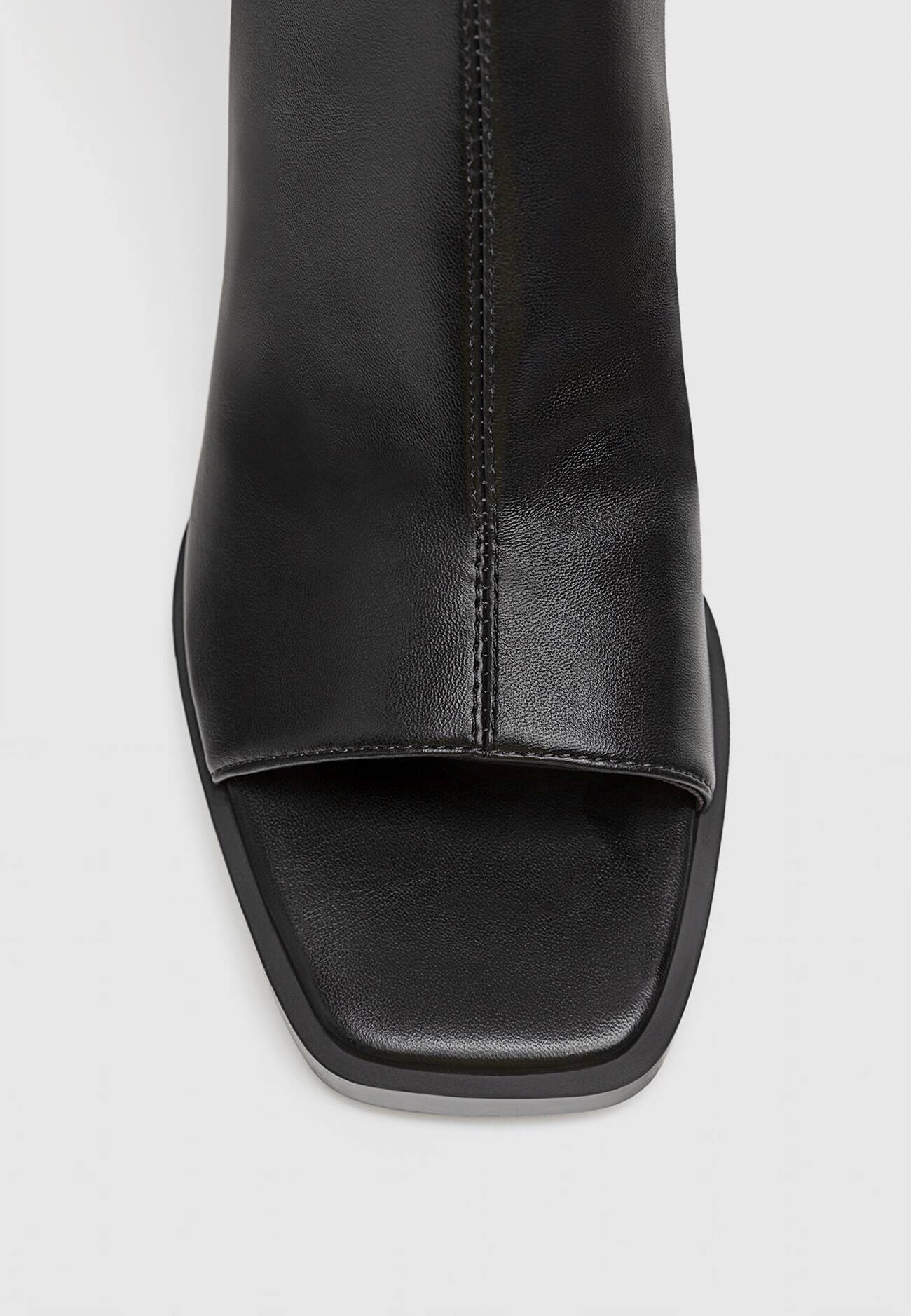 Botas tamanho XL com detalhe na biqueira