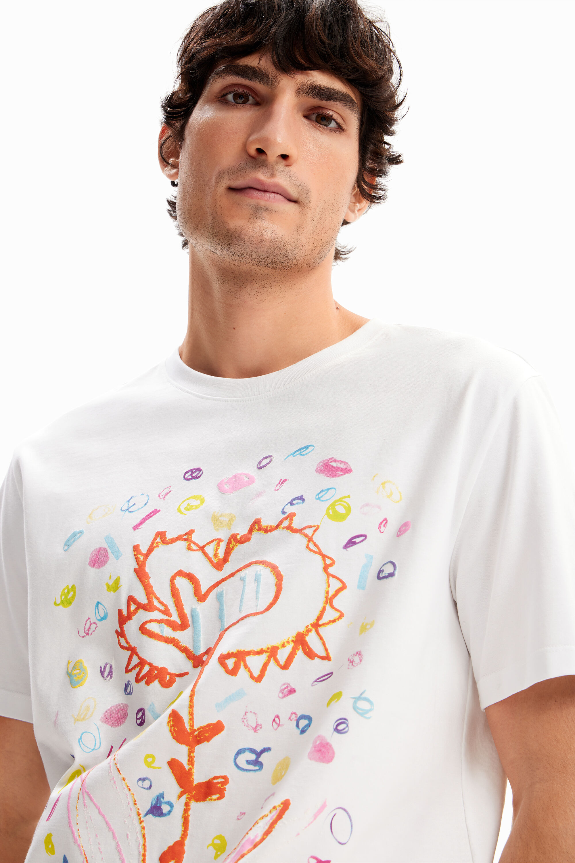 Camiseta artística floral descontraída