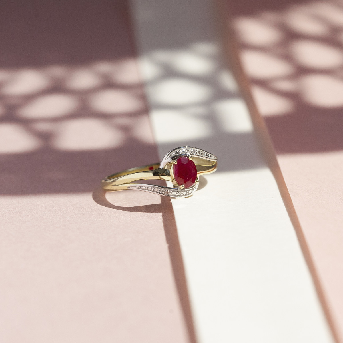 Bague or 375 2 tons rubis ovale et diamants