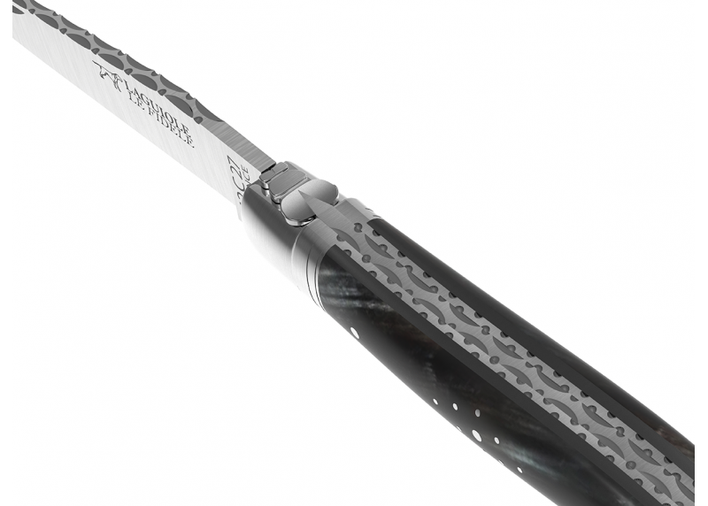 Couteau Laguiole prestige avec un manche en corne brune et mitres en acier inoxydable