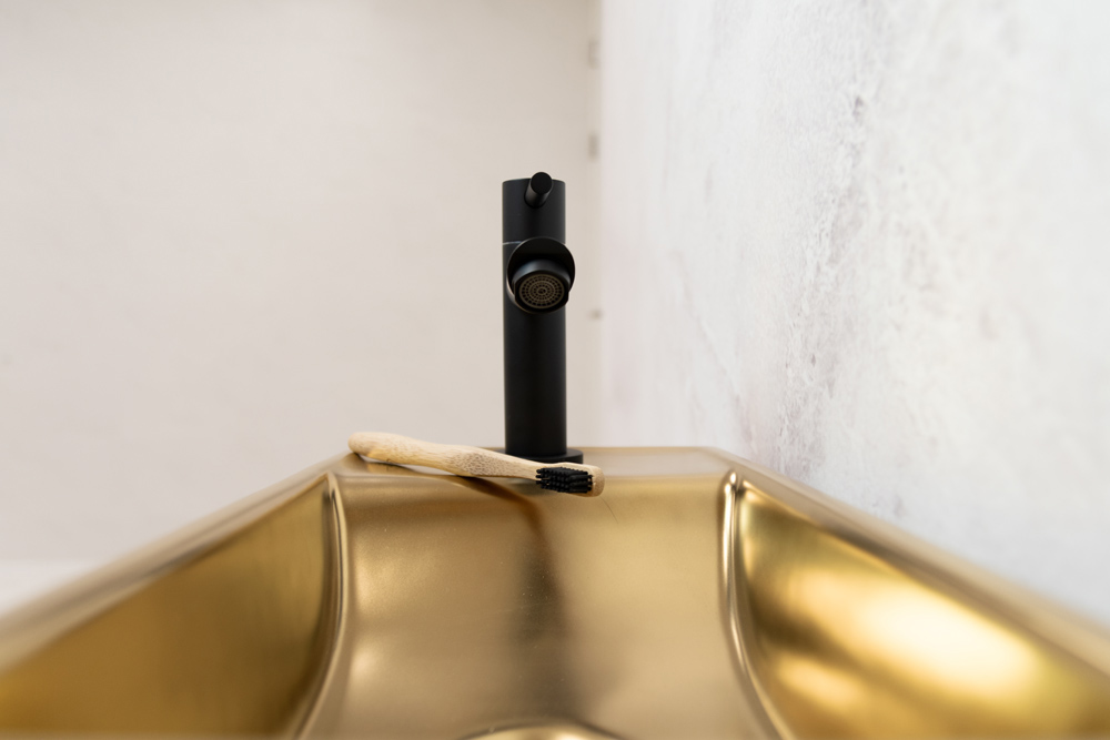 Saniclear Oro fonteinset mat goud met zwarte rechte kraan links