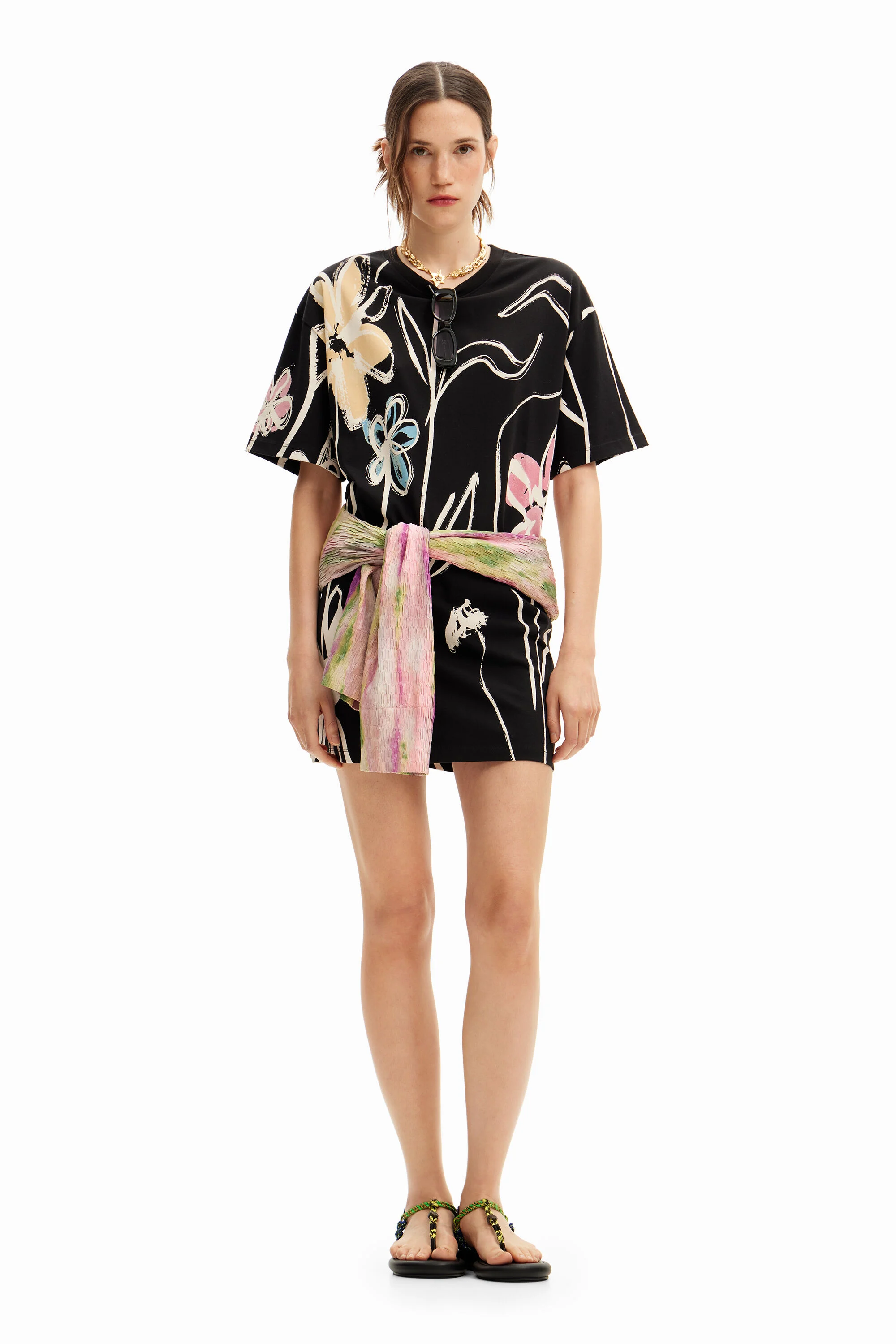 Vestido curto flores ilustradas