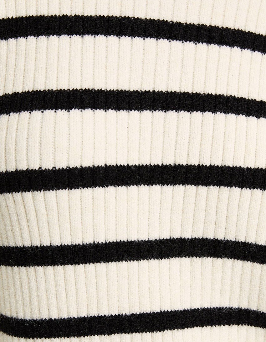 Vestido curto de malha listrada com mangas compridas