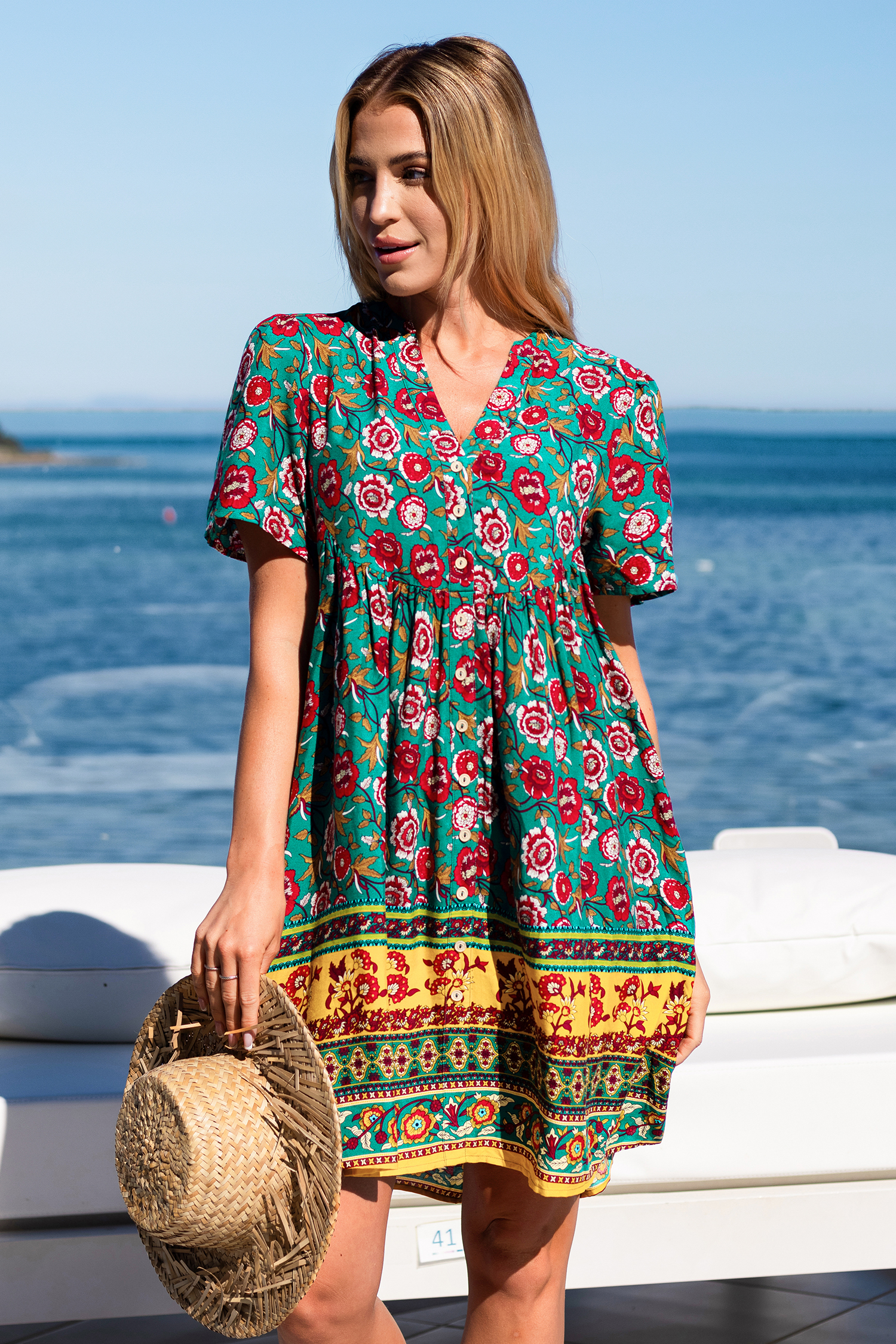Robe mini à col en V avec fleurs et boutons sur le devant