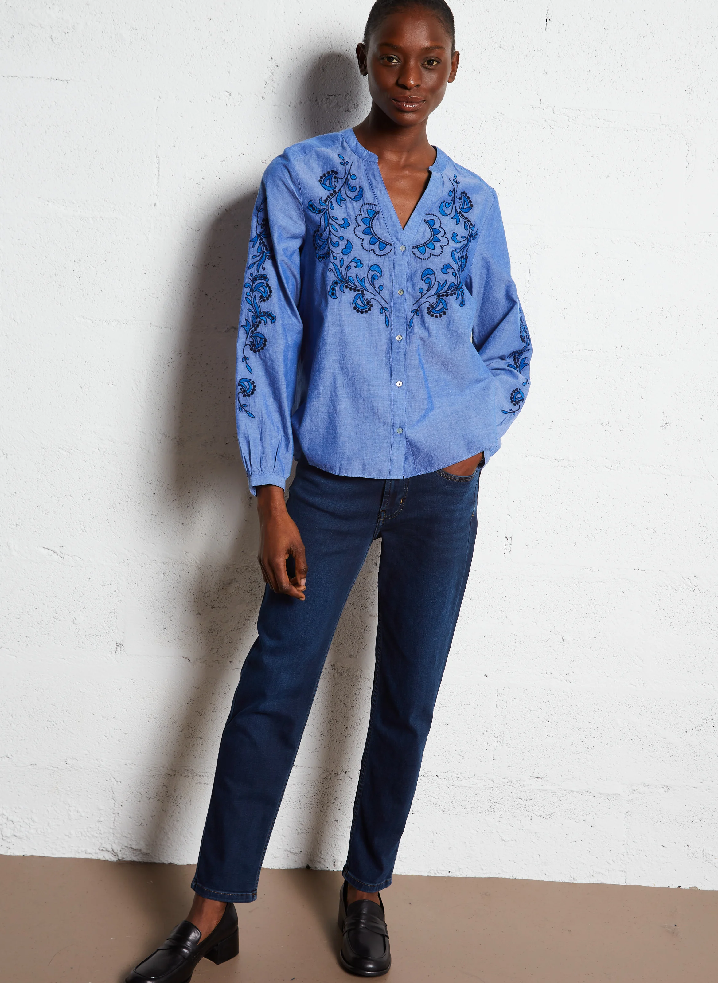 CAMISSOU - Chemise col V droite en coton brodé | Bleu