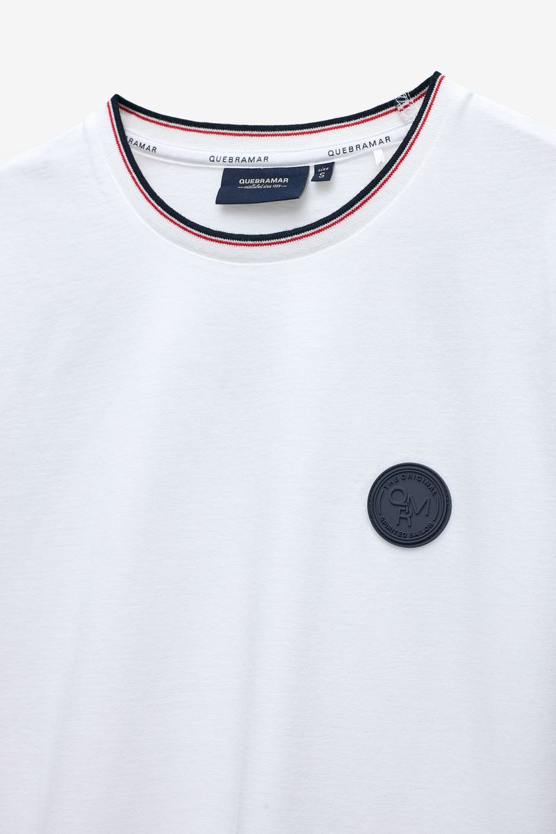 T-SHIRT COM BADGE E RISCAS NO RIB