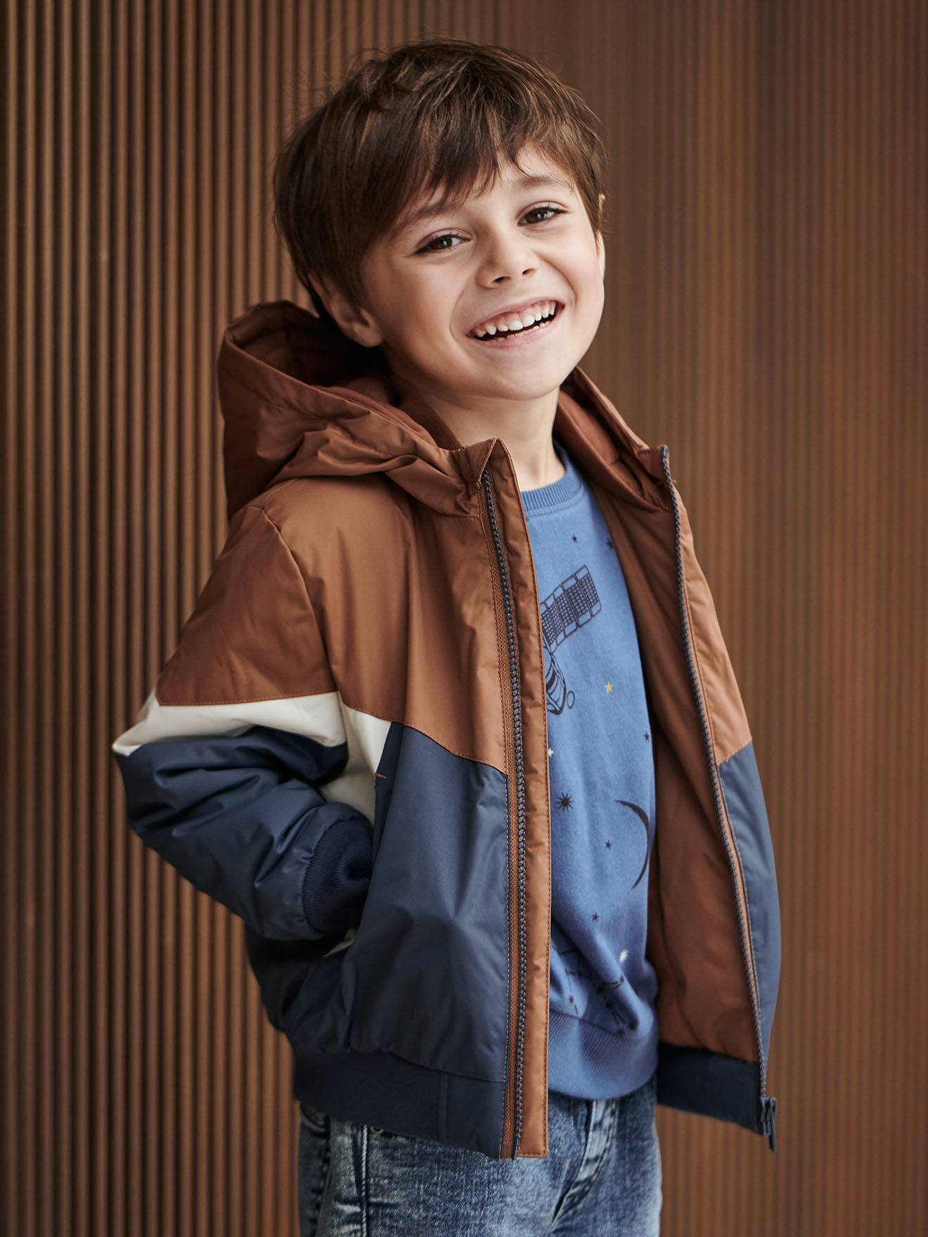 Jaqueta corta-vento colorblock, lisa, bege escuro, para menino, com estampas.