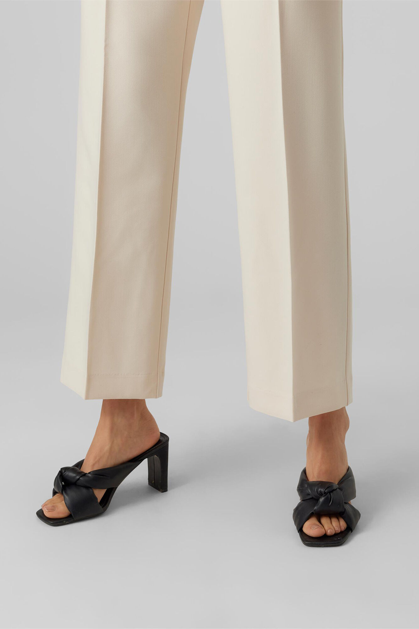 Calça feminina de cintura alta com modelagem reta - Cinza