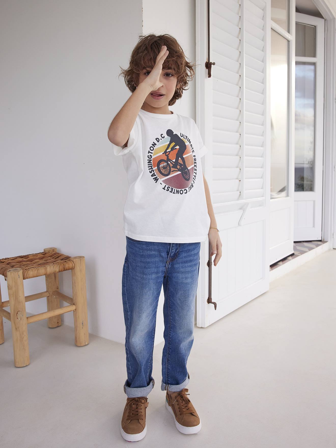 Camiseta de manga curta com estampas gráficas, para meninos, lisa, branca clara com motivos.