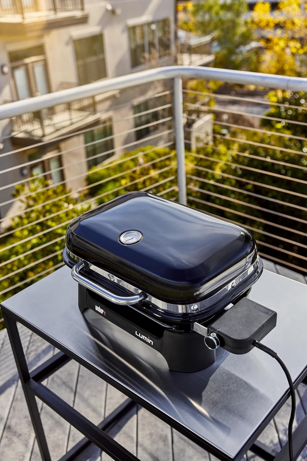 Weber Lumin Compact Tragbarer Kompakter Elektrogrill/Anbraten, Räuchern, Dämpfen, Kochen und Warmhalten, Bis zu 315 °C, Porzellanemaillierte Gusseisenroste, 43 x 32 cm, Schwarz
