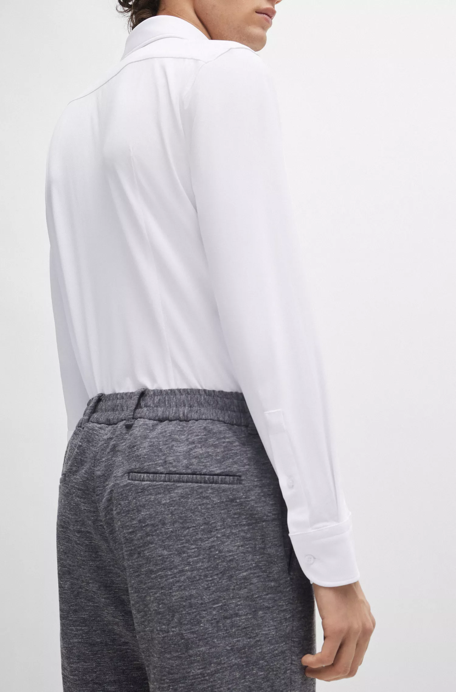 Camisa BOSS preta de corte slim em malha micro-dobby de alta performance com elasticidade.