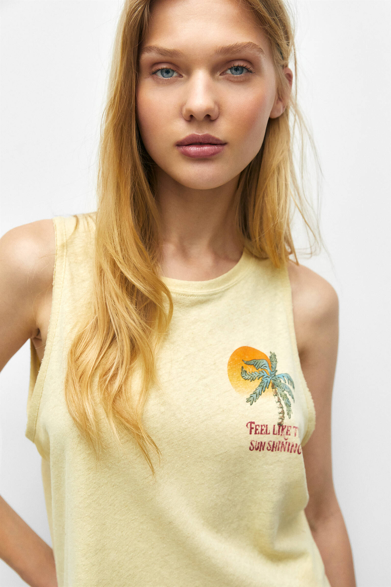 CAMISETA COM MANGA COM ESTAMPA DE PALMEIRA - AMARELO PASTEL