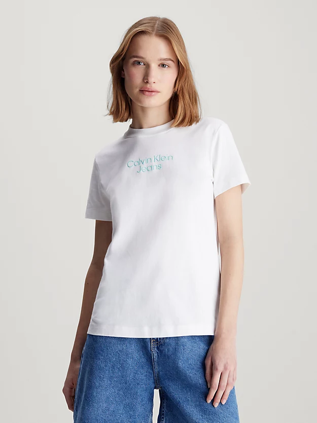Camiseta com logotipo em relevo