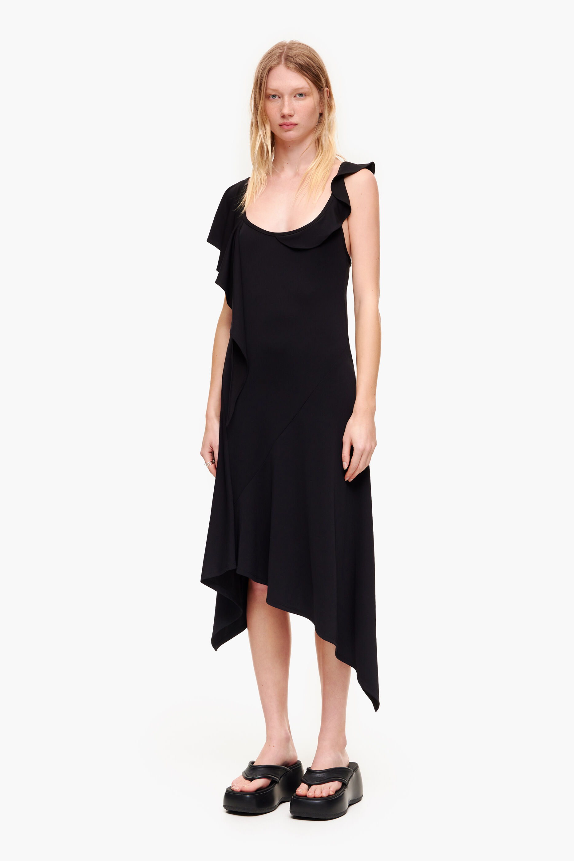 Vestido preto assimétrico e fluido