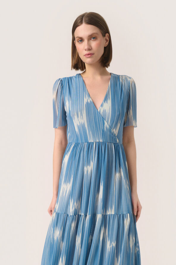 Soaked in Luxury SLAldora Nora Dress Blue scattered print