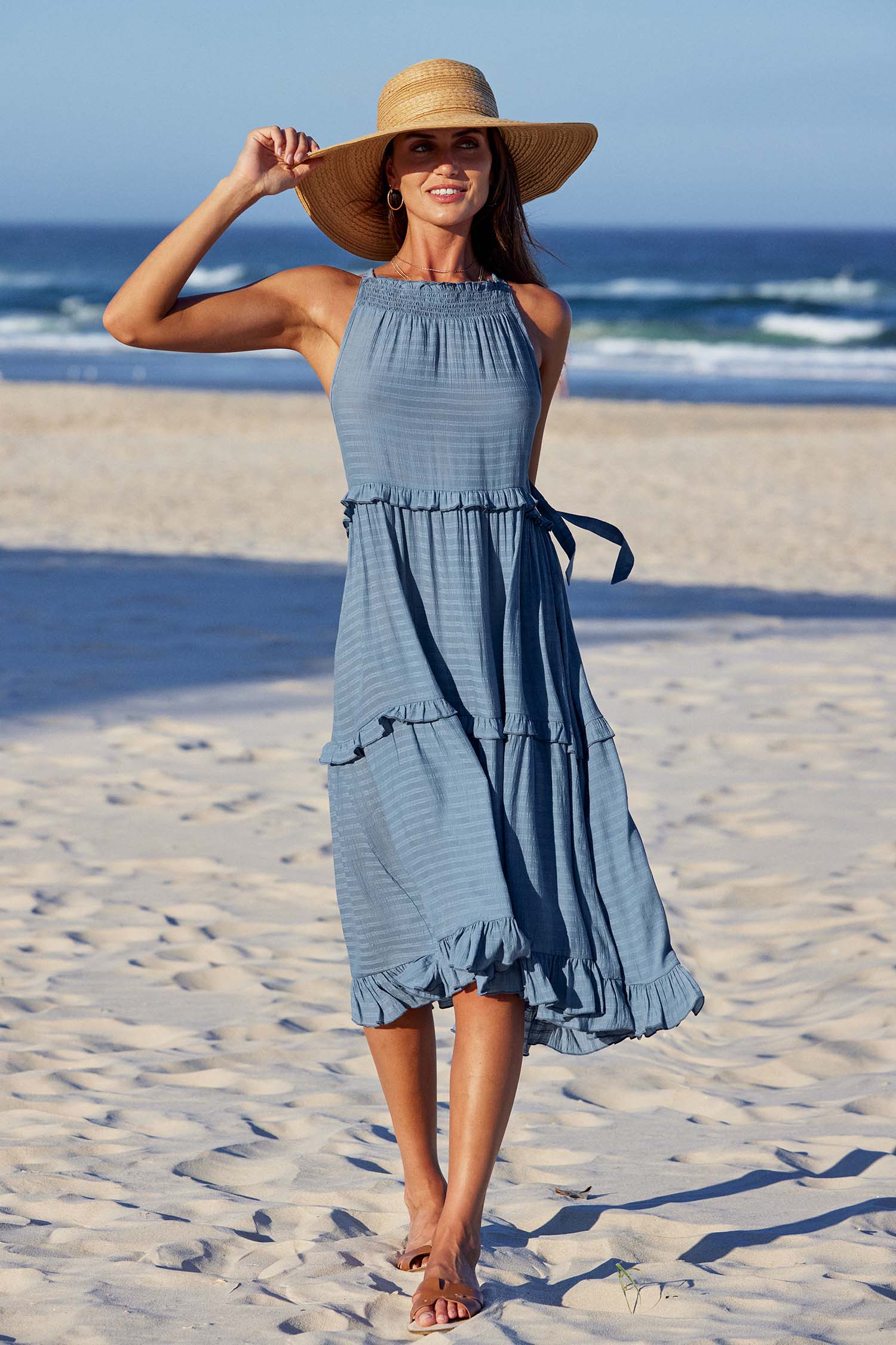 Robe maxi avec col haut à volants et smocks bleue