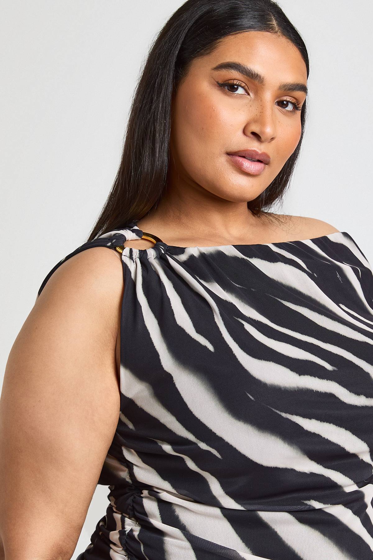 boohoo Haut Froncé Asymétrique Grande Taille À Motif Abstrait