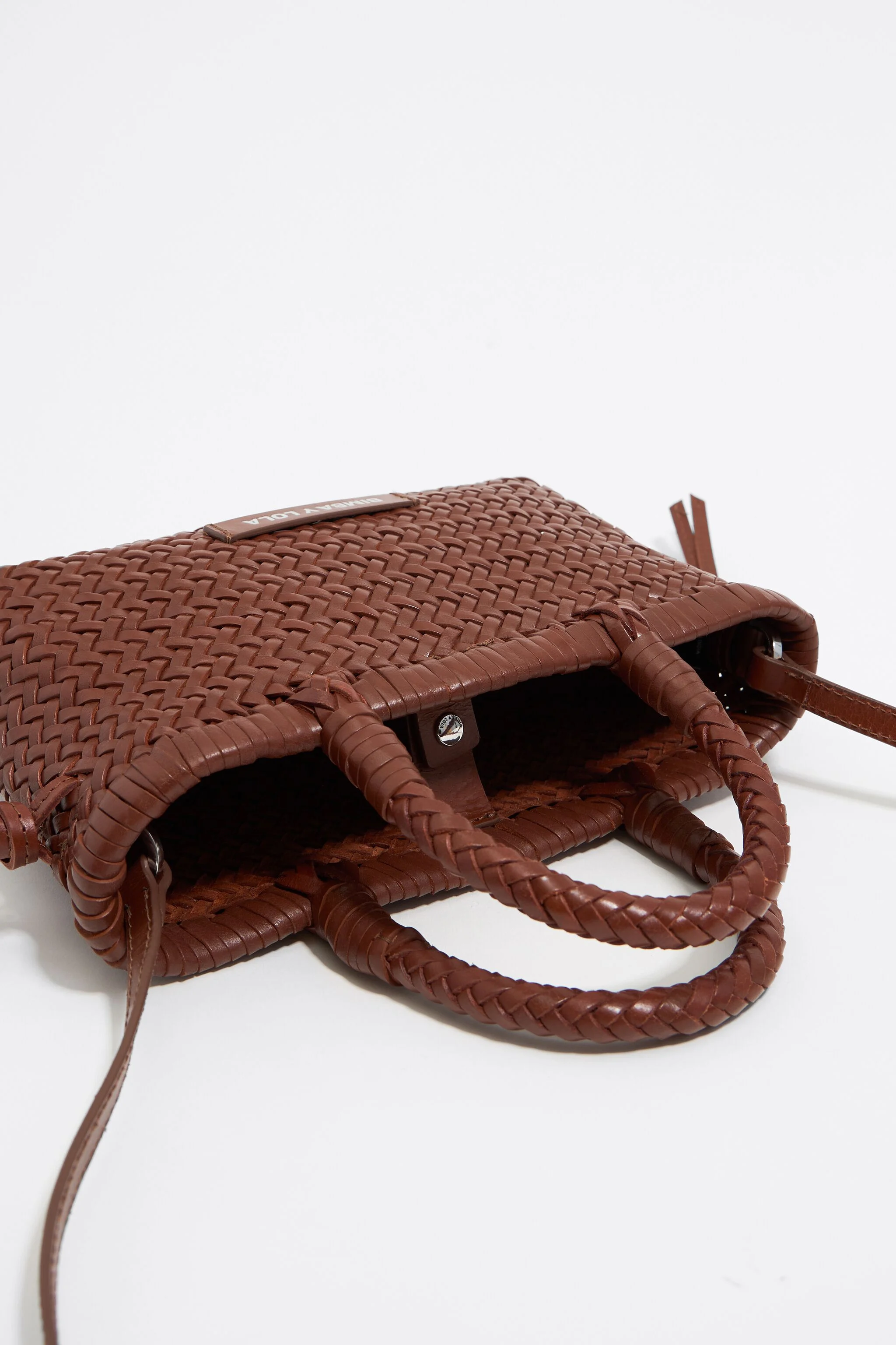Bolsa pequena de couro trançado cor nogueira