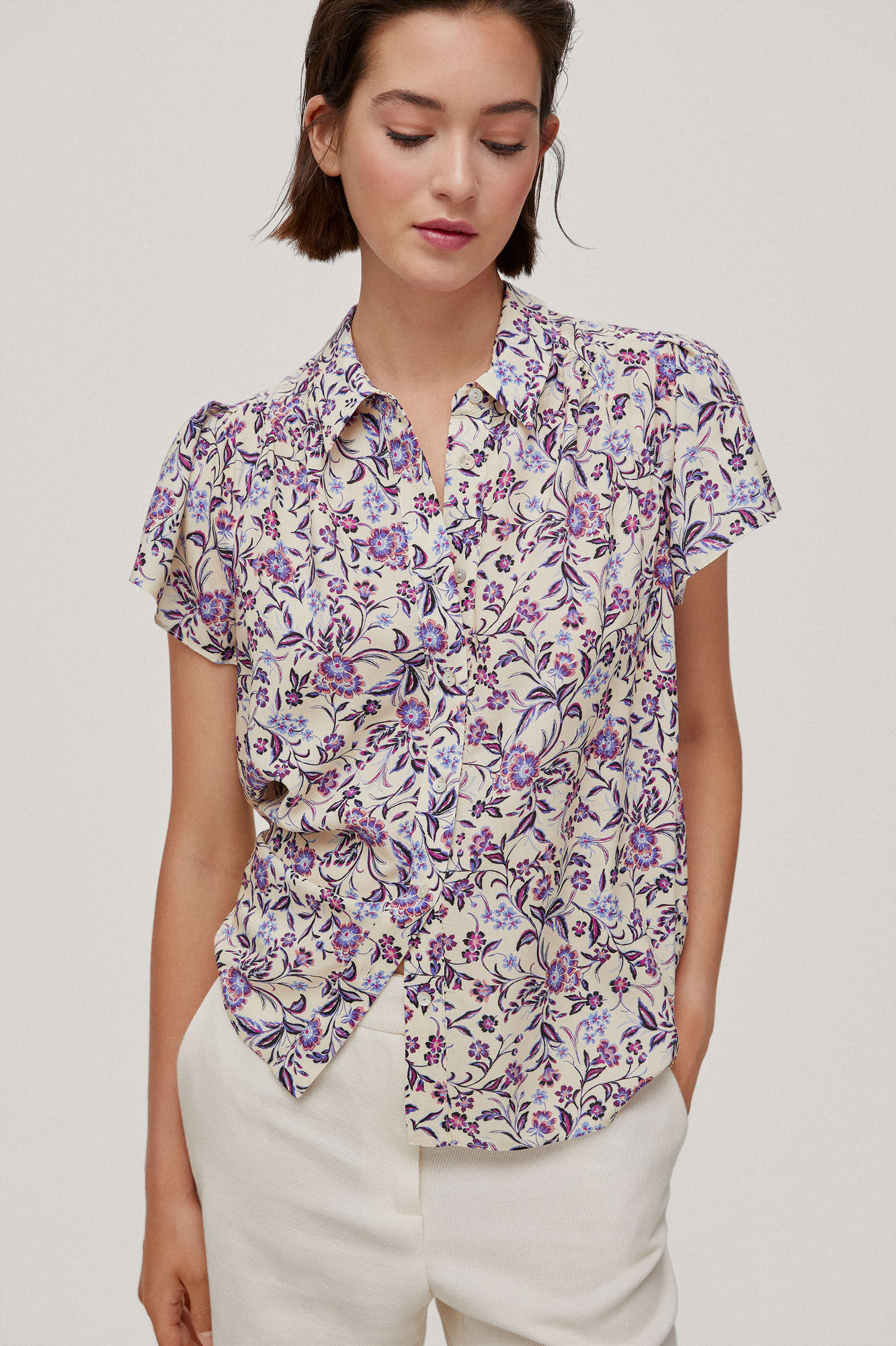 Camisa fluida com estampa floral - várias cores