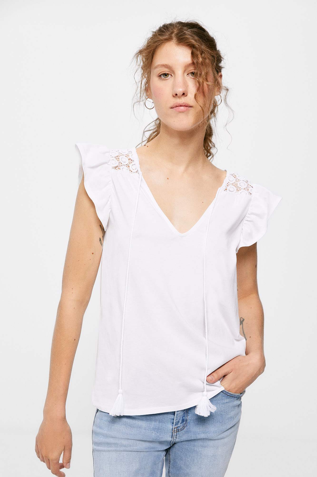 Camiseta de renda com ombros à mostra