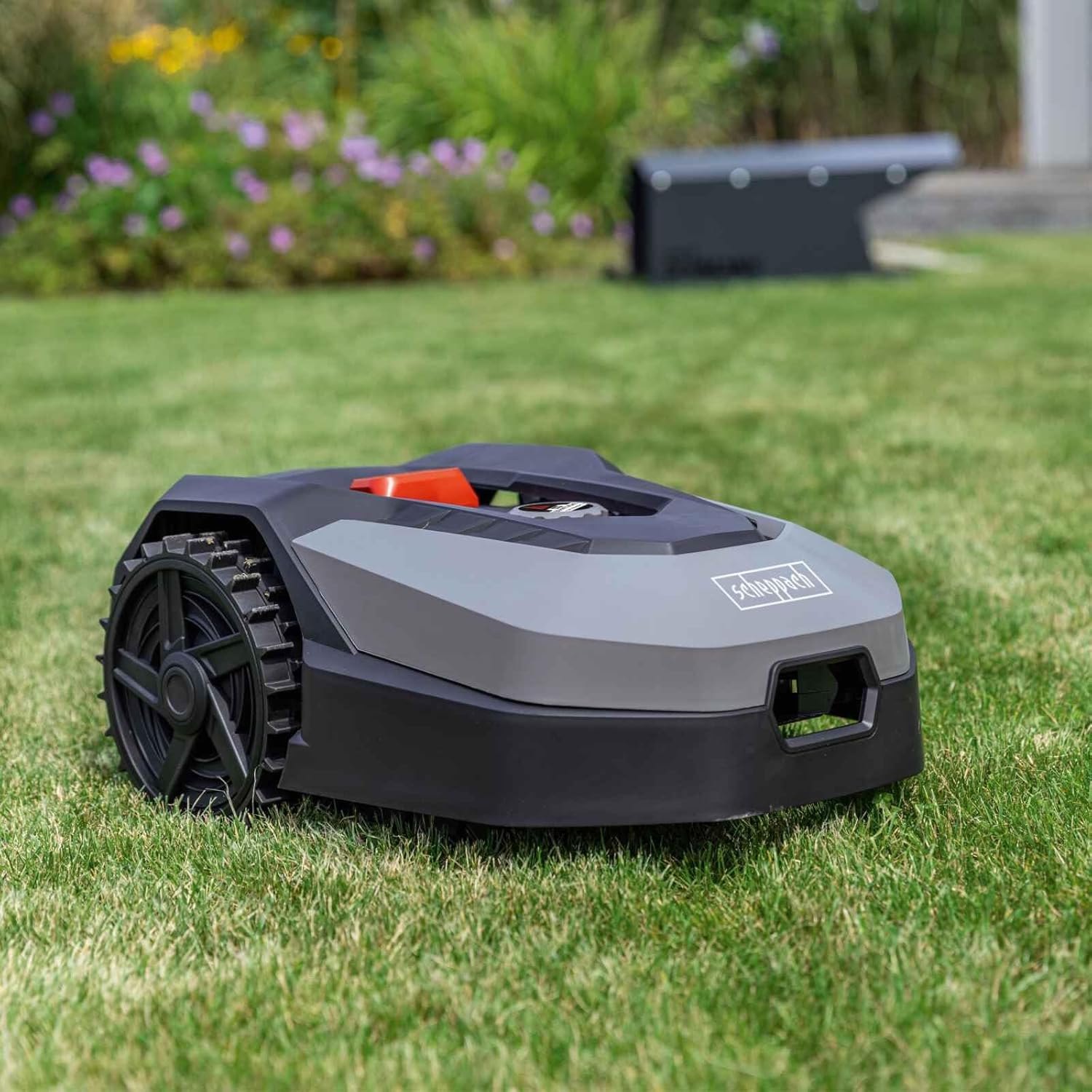 Scheppach Mähroboter RLM500W bis zu 500qm² - inkl. Robotergarage| 18cm Schnittbreite | 20-60 mm Schnitthöhe | Regensensor | WiFi & BT | App gesteuert | 35% Steigung