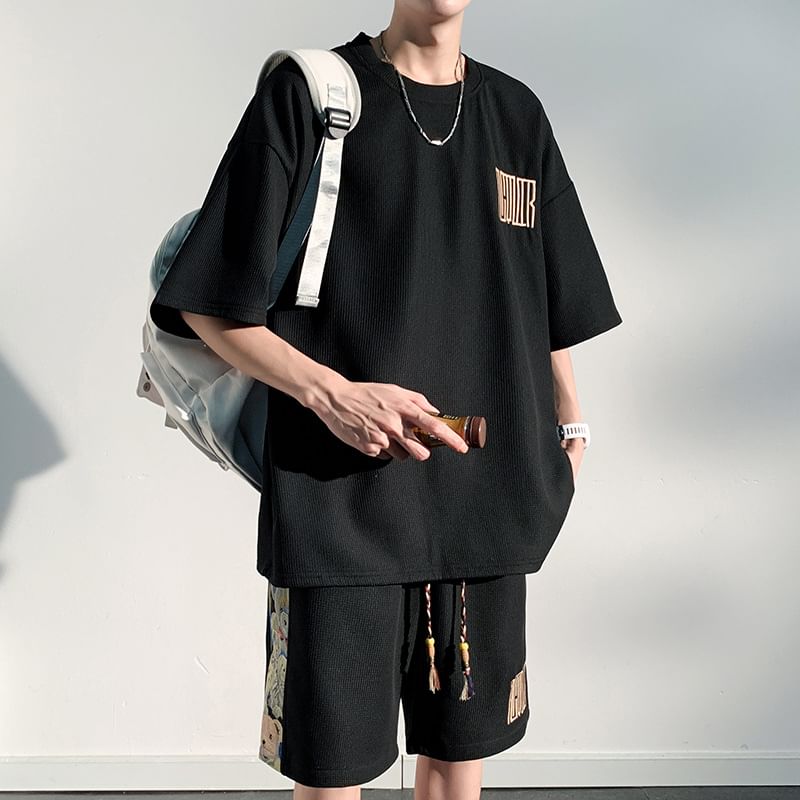FORSETI - Set: T-shirt met korte mouwen, ronde hals en belettering + shorts met middelhoge taille