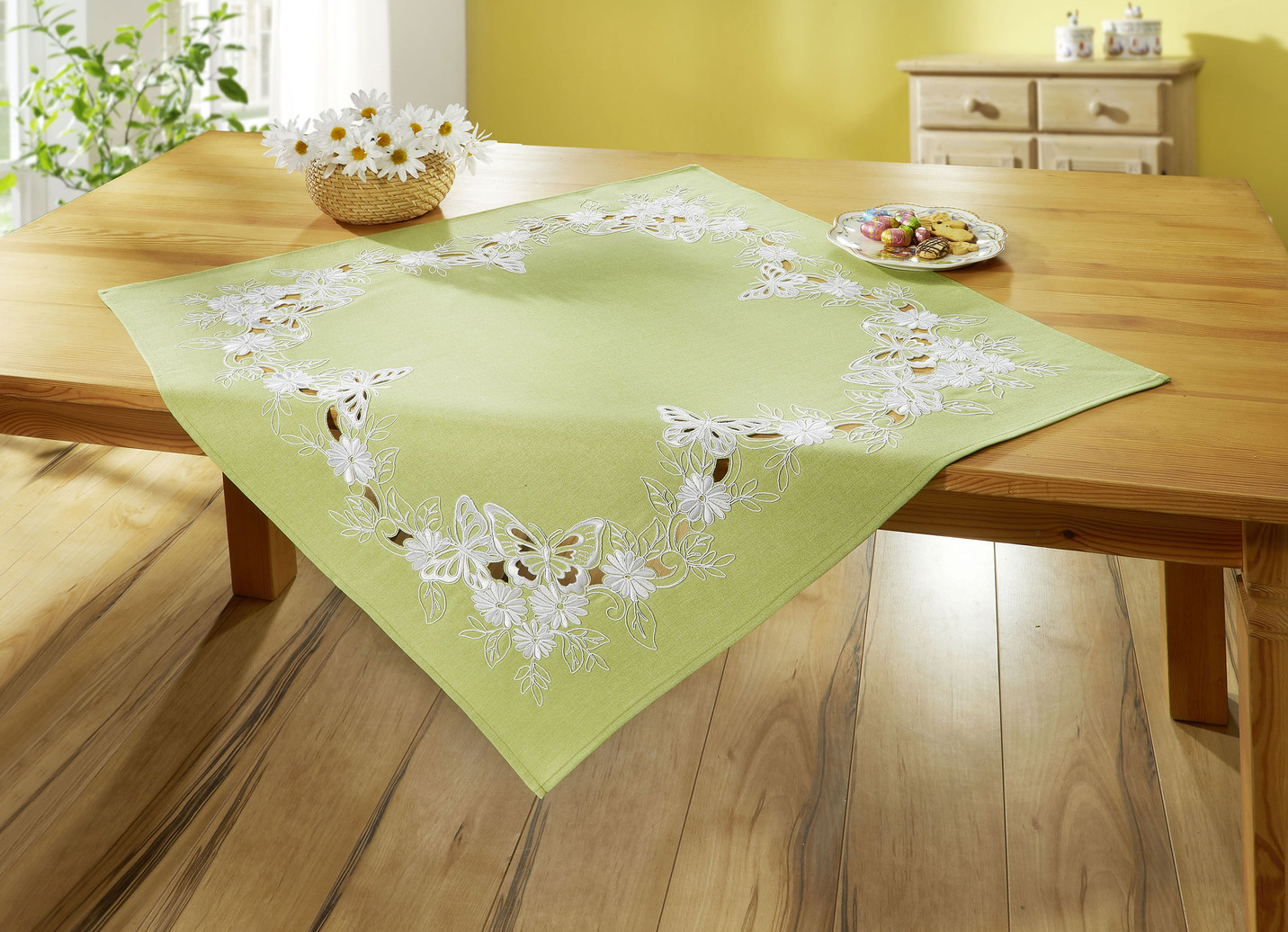 Tisch- und Raumdekoration mit gestickten Schmetterlingen und Blumen