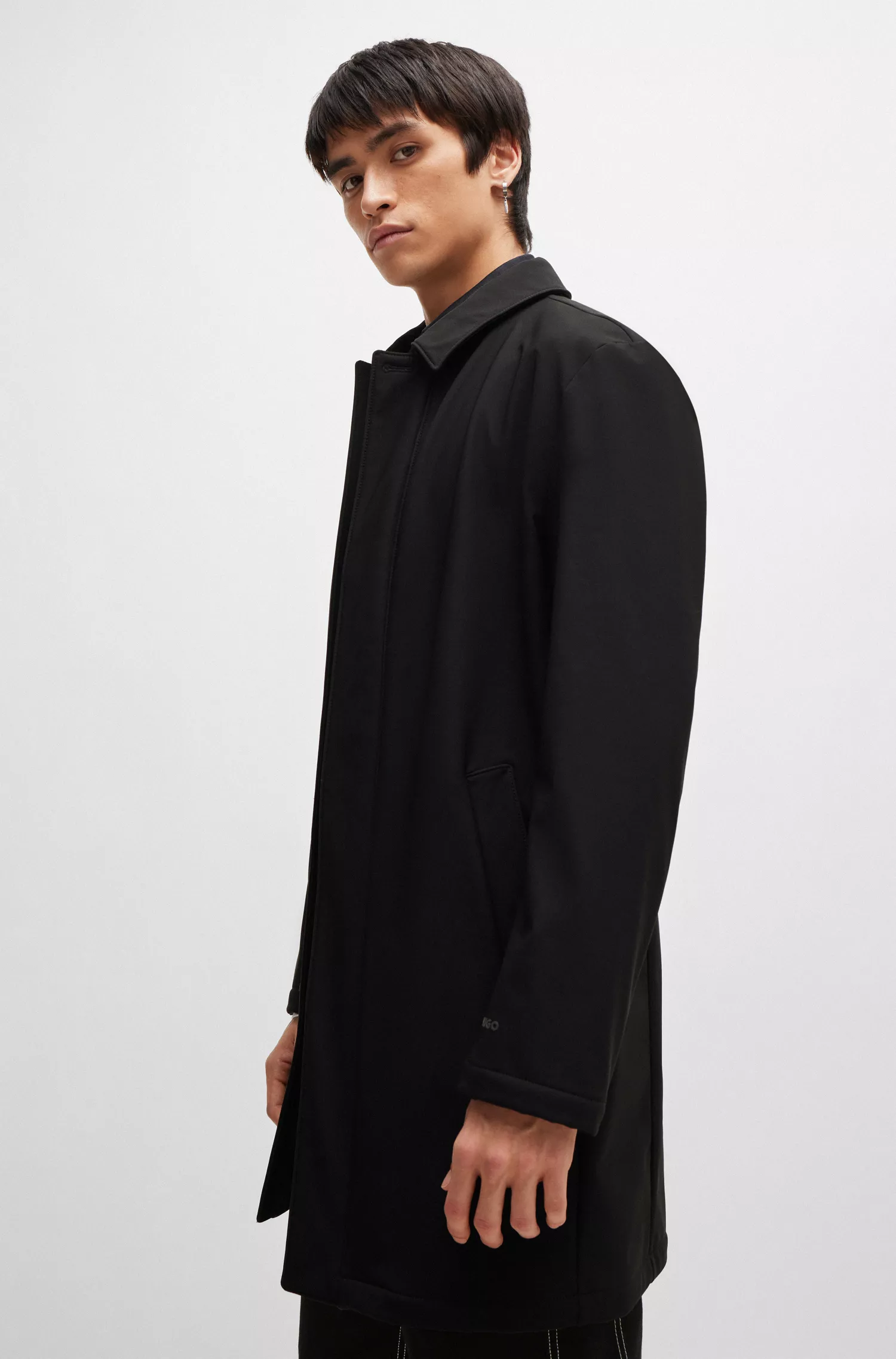 Casaco HUGO vermelho, modelo slim fit, em lona impermeável.