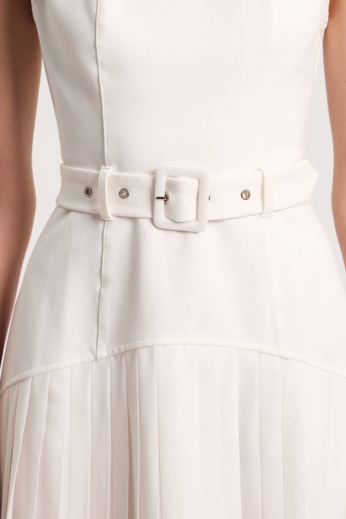 KarenMillen Robe Longue Plissée À Découpes Avec Détails De Boutons En Ponte Et Georgette Texturée