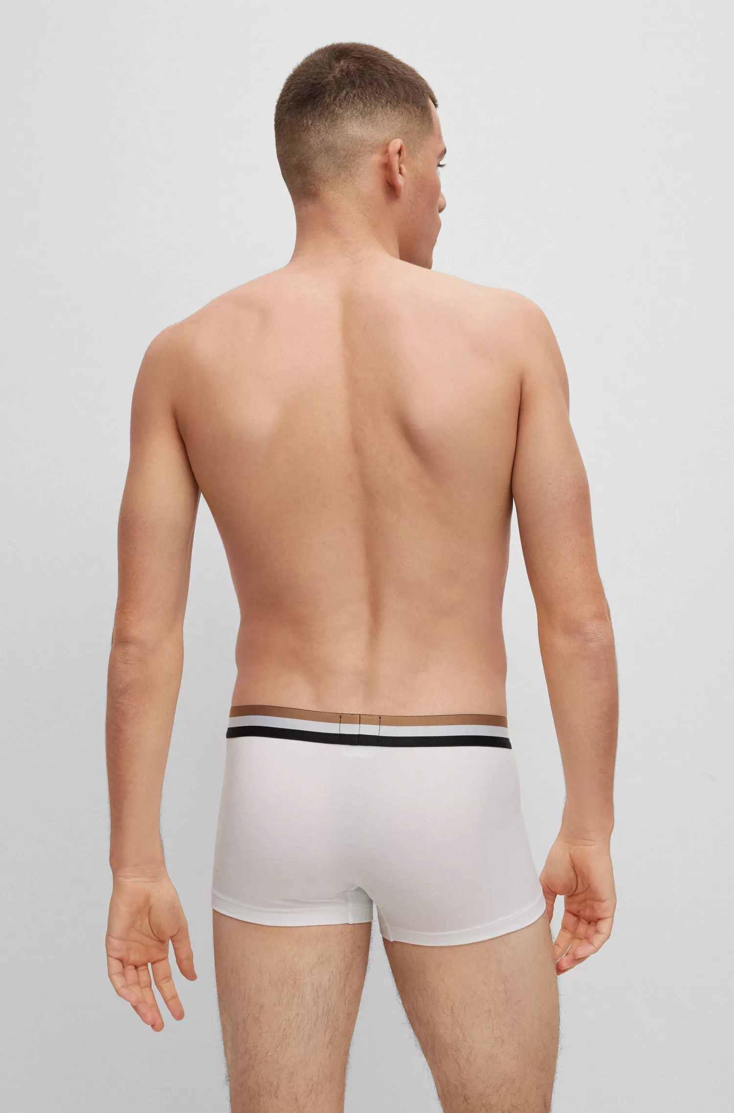 Cueca boxer BOSS preta em mistura de algodão com cós listrado característico.