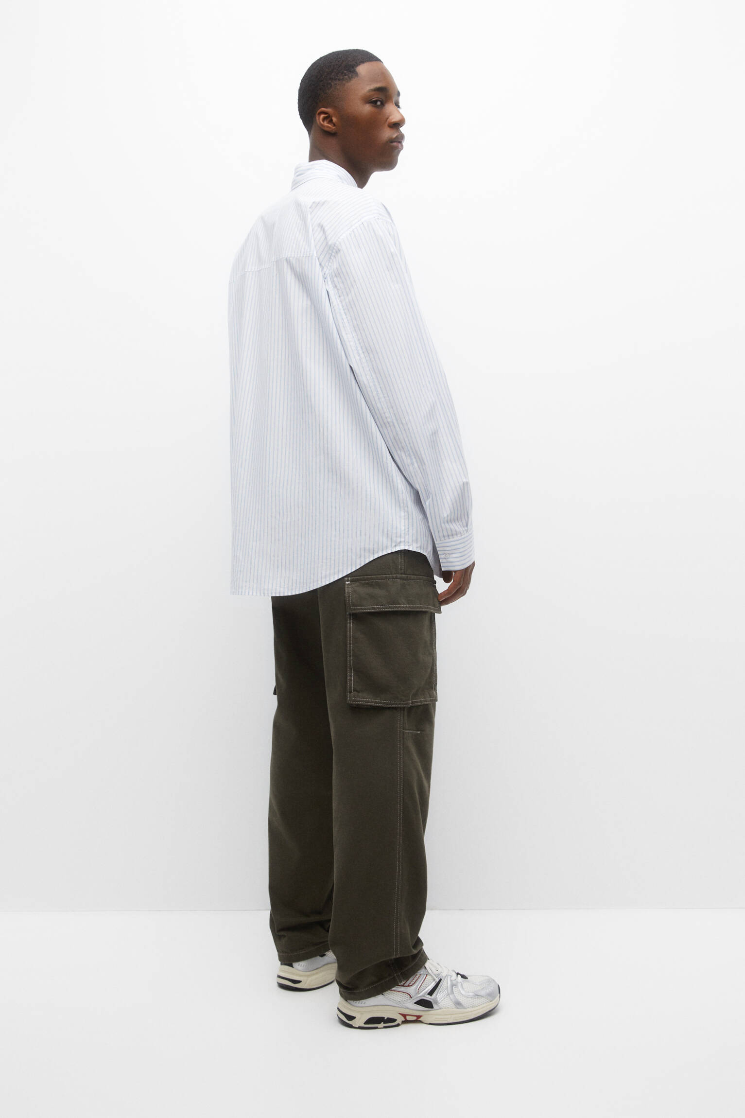 Calça cargo com costura contrastante - cáqui claro