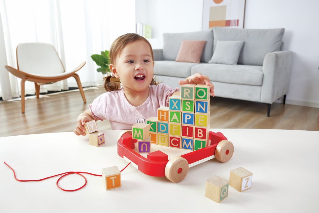 Hape Buchstabenbauklötze im Nachziehwagen