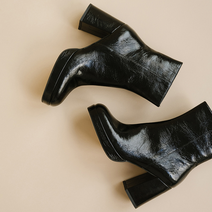 Boots à plateformes et bouts carrés  en cuir brillant noir