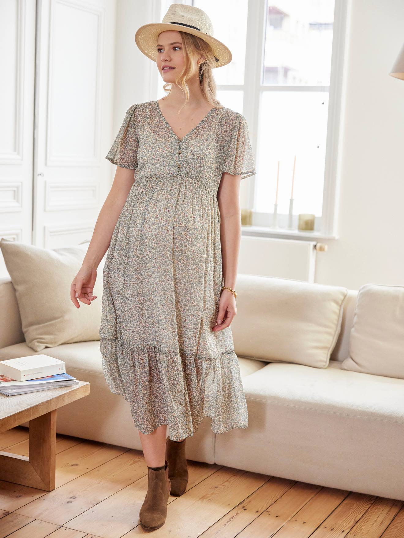 Vestido longo de crepe com babados e estampa, ideal para gestantes e lactantes, na cor bege areia.