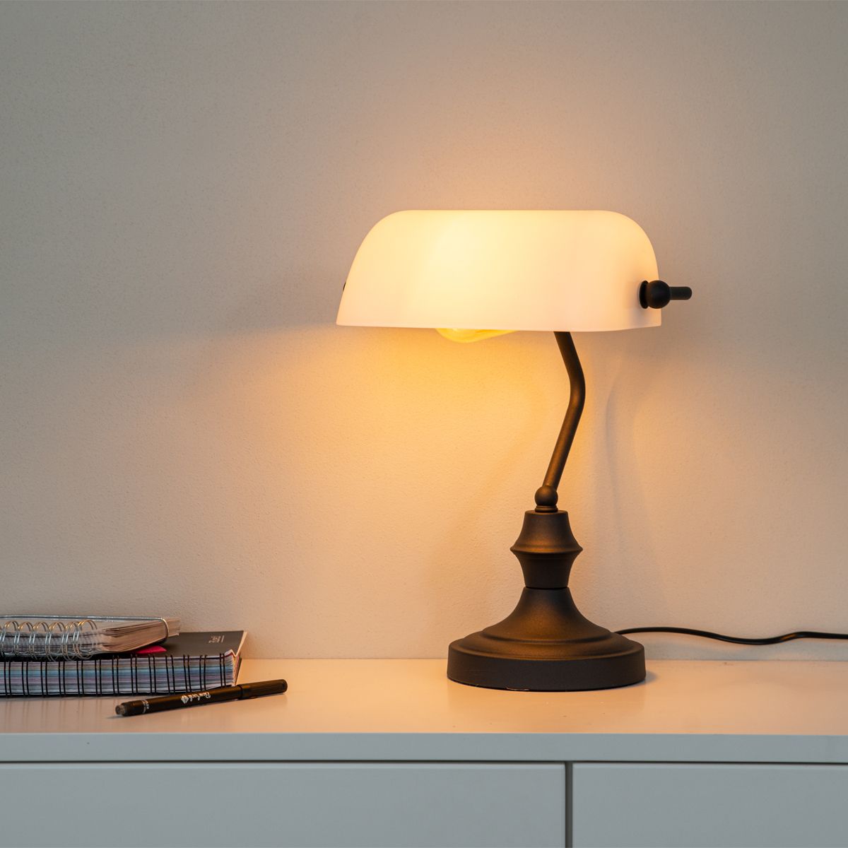 Klassieke notarislamp zwart met opaal glas - Banker