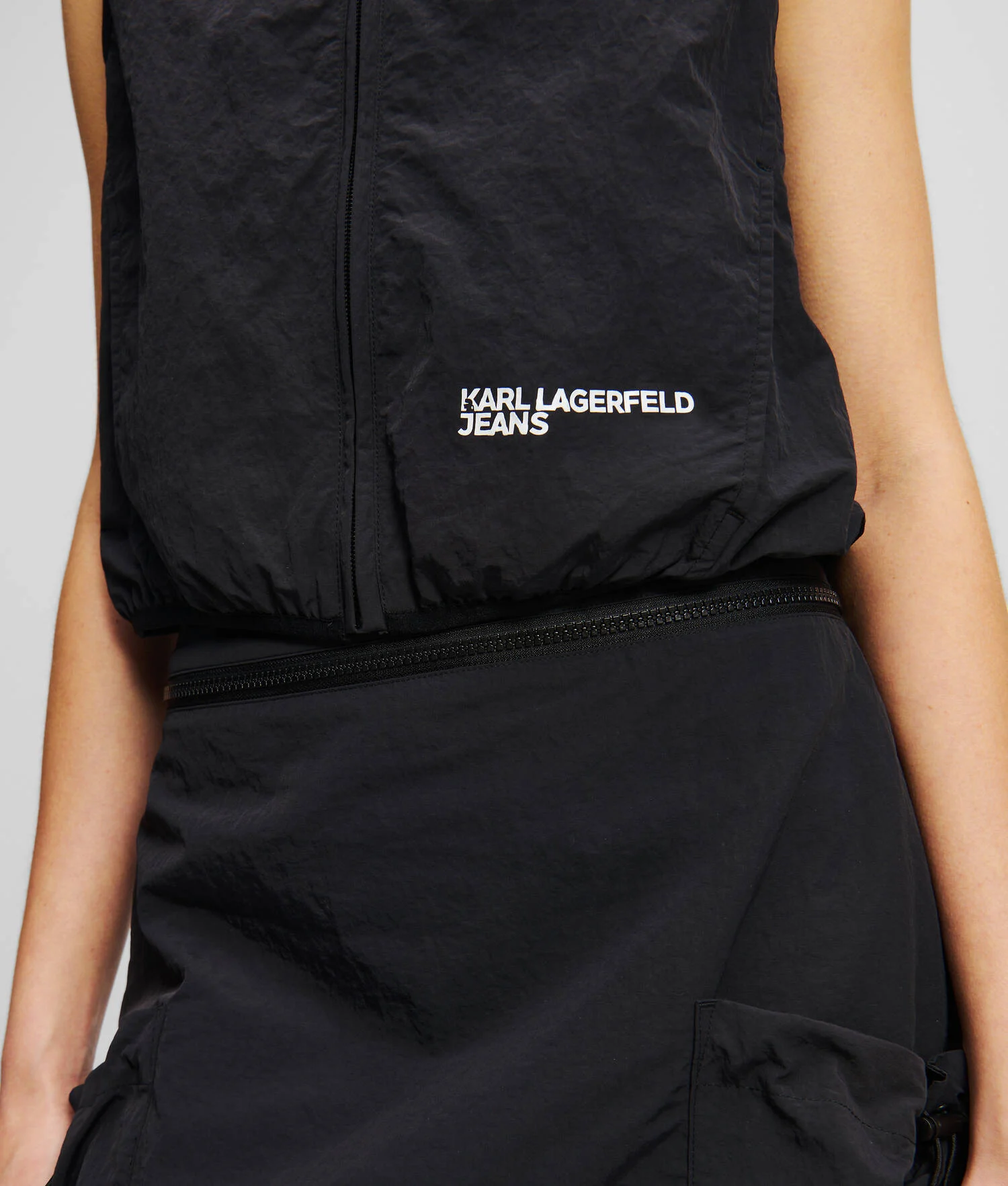 GILET AVEC CAPUCHE - Noir