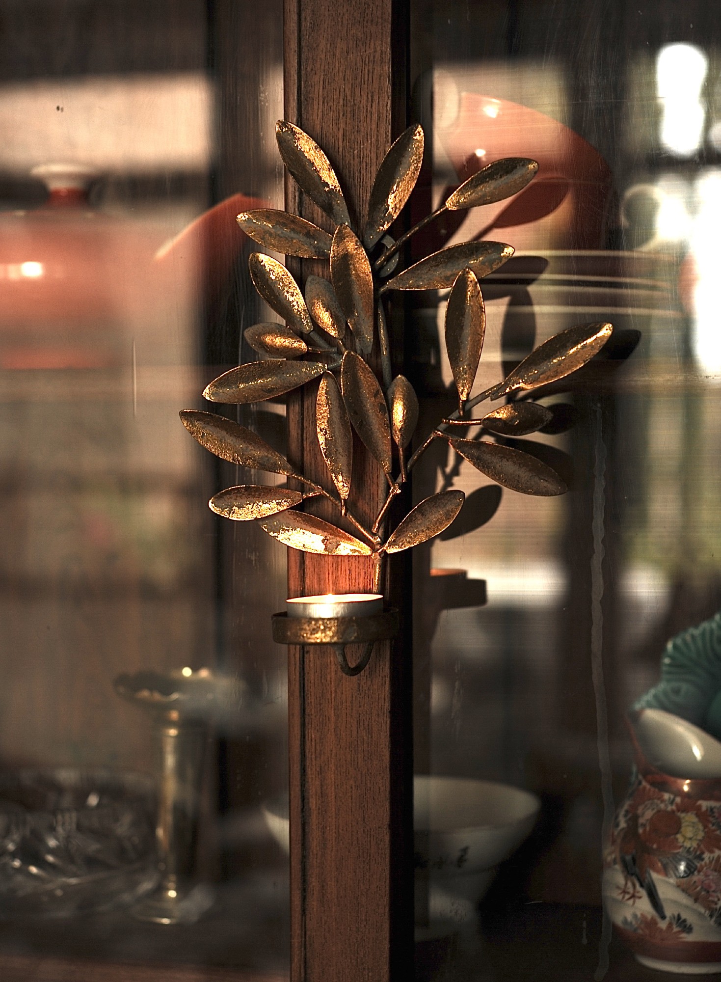 Wand-Teelichthalter 'Olivenzweig', antik gold, H 22 cm, B 16,5 cm, L 6 cm von fischer's lagerhaus