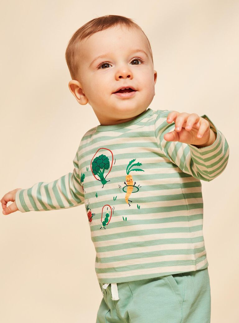 T-shirt vanille à rayures et légumes