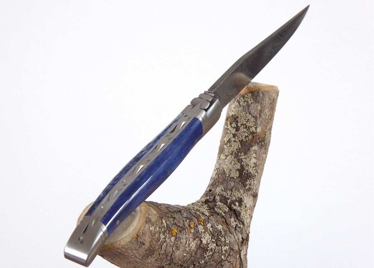 Couteau Laguiole avec un manche en Os de girafe teinté bleu