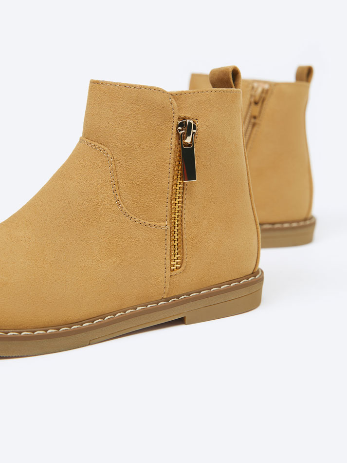 Bota de cano curto com zíper - Tom marrom