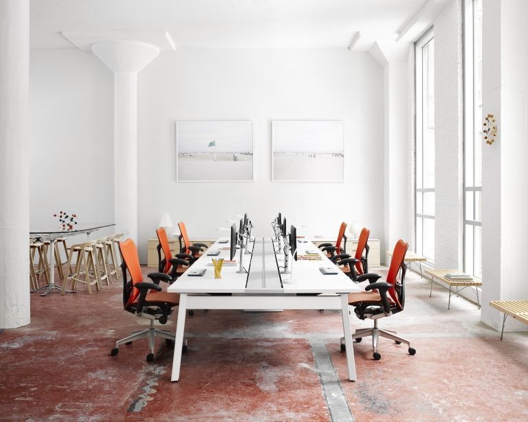 Herman Miller Mirra 2 bureaustoel zwart, grafiet onderstel, harde wielen