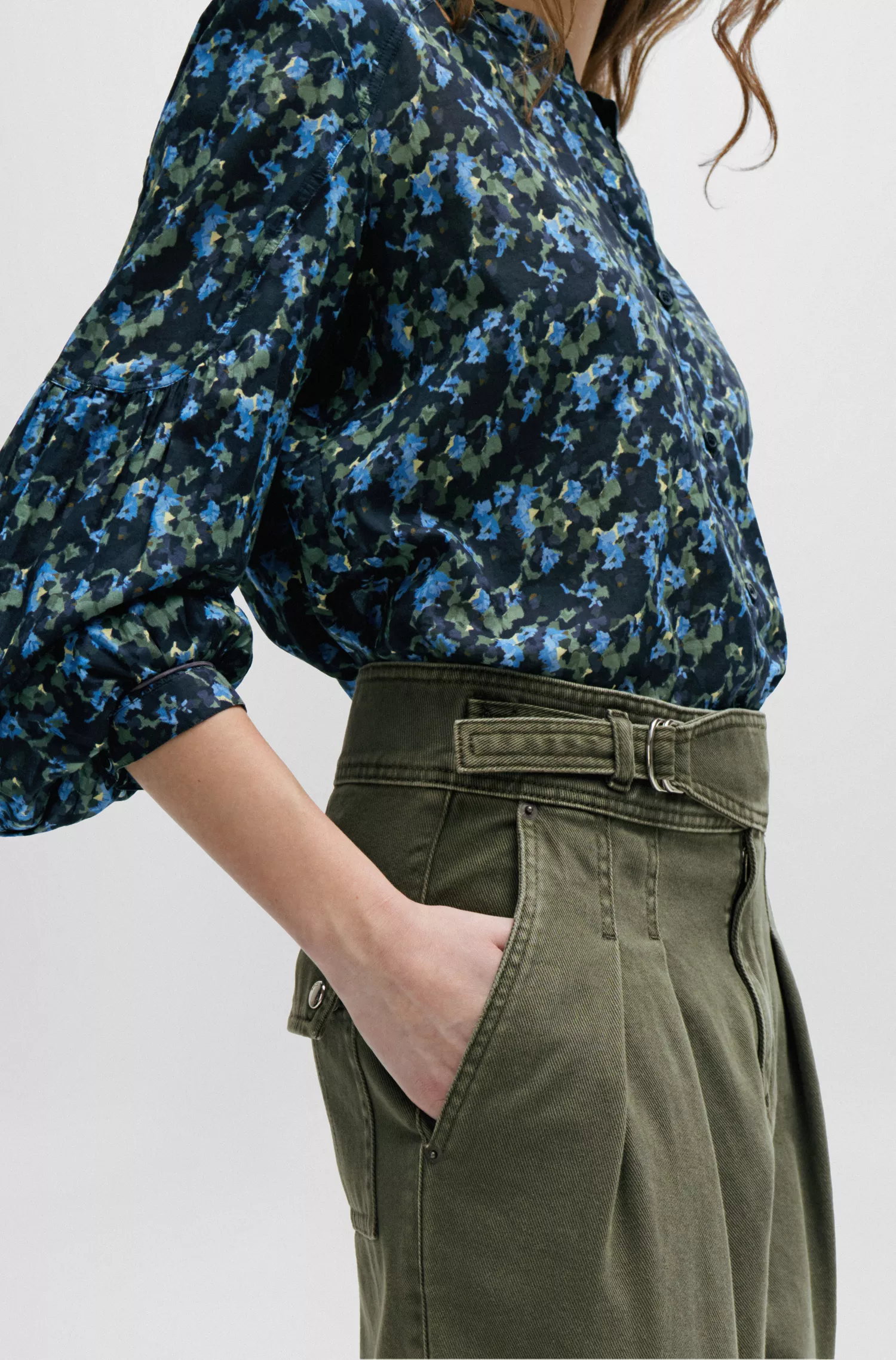 Calça BOSS laranja, corte relaxado, em sarja de algodão com pregas frontais.