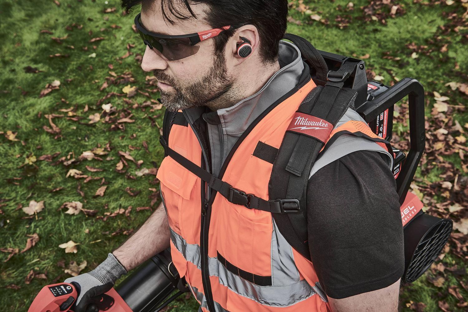 Milwaukee L4 RLEPB-301 Gehoorbescherming met Bluetooth® REDLITHIUM™ 3.0Ah USB batterij - 4933478750