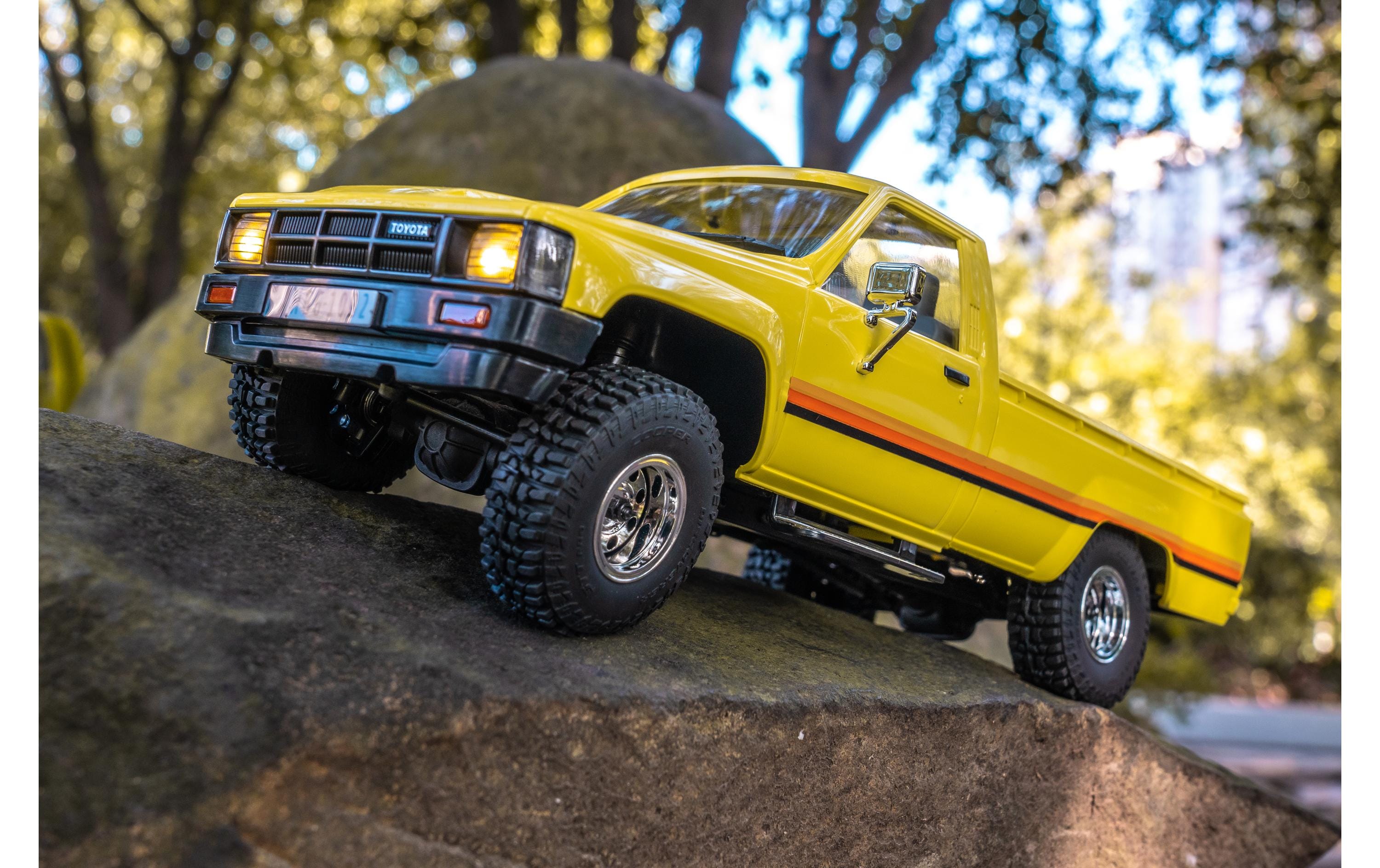 Scale Crawler Toyota Hilux 1983, 4WD RTR, 1:18<br>Detailgetreuer RC Pickup im Massstab 1:18